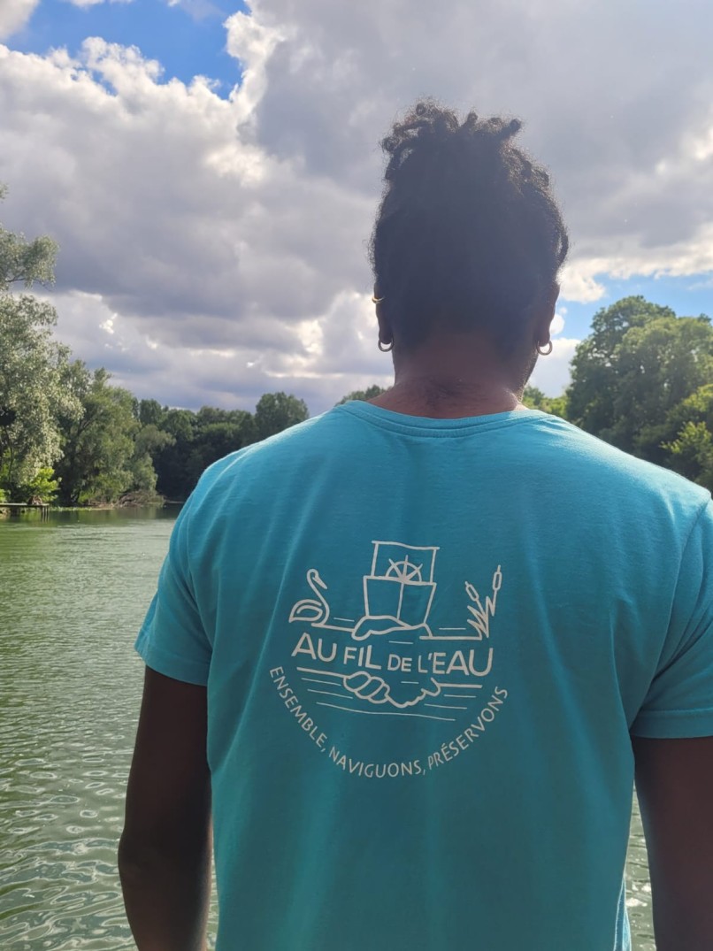 Sur l'image, nous pouvons visualiser le nouveau totebag de l'association Au Fil de l'Eau.