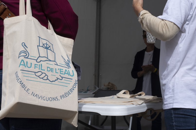 Sur l'image, nous pouvons visualiser le nouveau totebag de l'association Au Fil de l'Eau.
