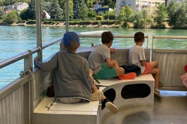 Un bateau sur l'eau avec des enfants
